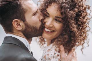 acconciatura per sposa con capelli ricci sciolta