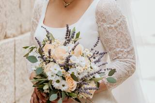 bouquet da sposa semplice con fiori di campo