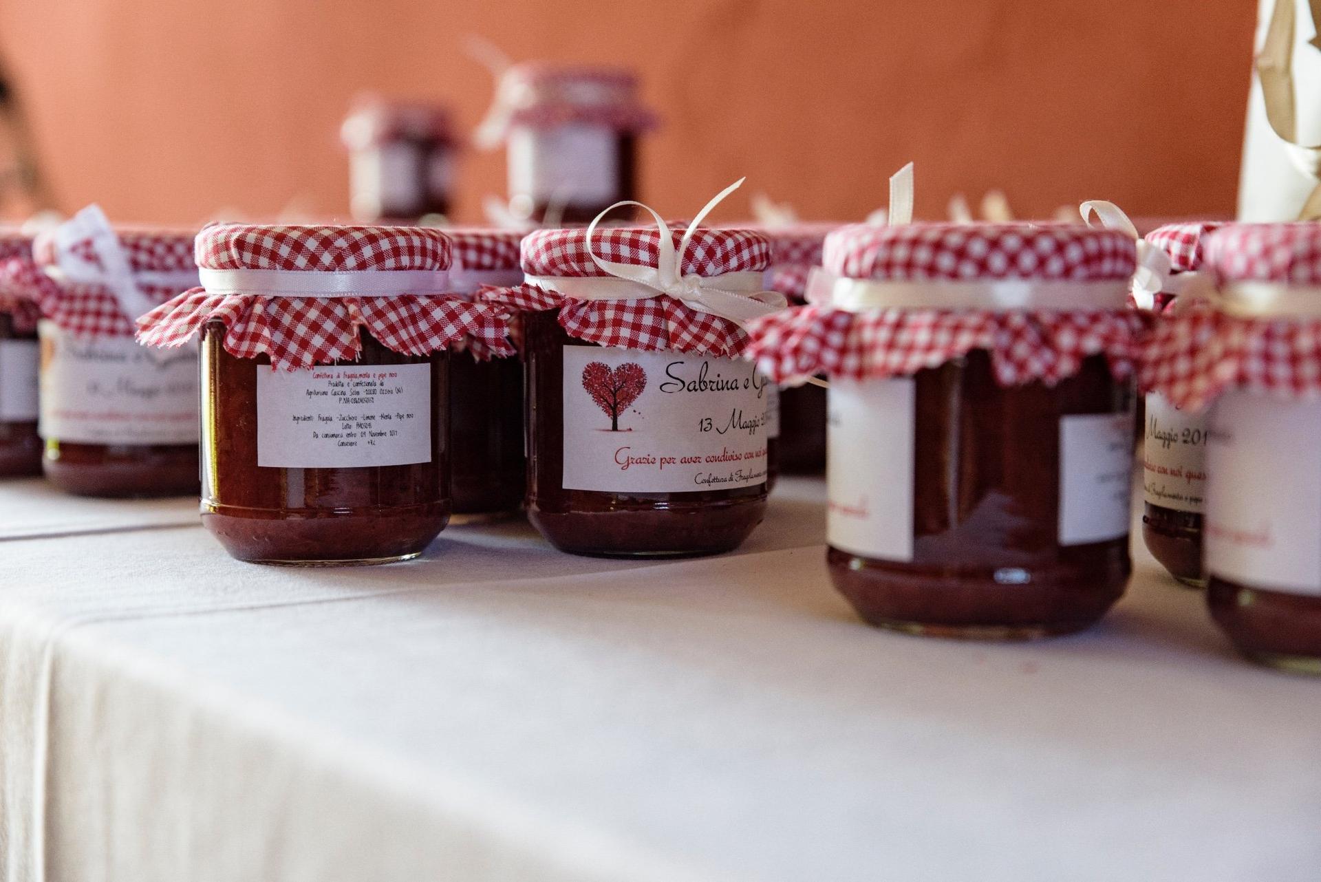 Come confezionare vasetti di marmellata come bomboniera? Ecco 10 modi