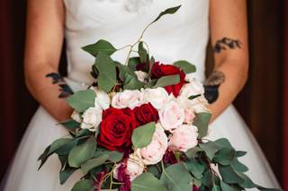 Bouquet a cascata con rose e eucalipto