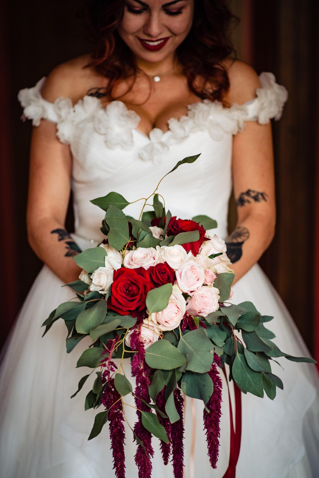 Bouquet a cascata con rose e eucalipto