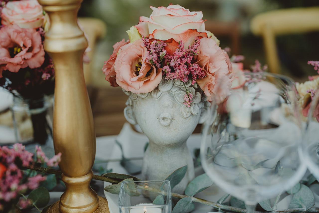 Originale bouquet di fiori secchi di piccoli fiori rossi su sfondo