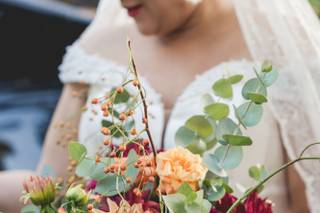 bouquet autunnale con eucalipto e fiori rossi e arancioni