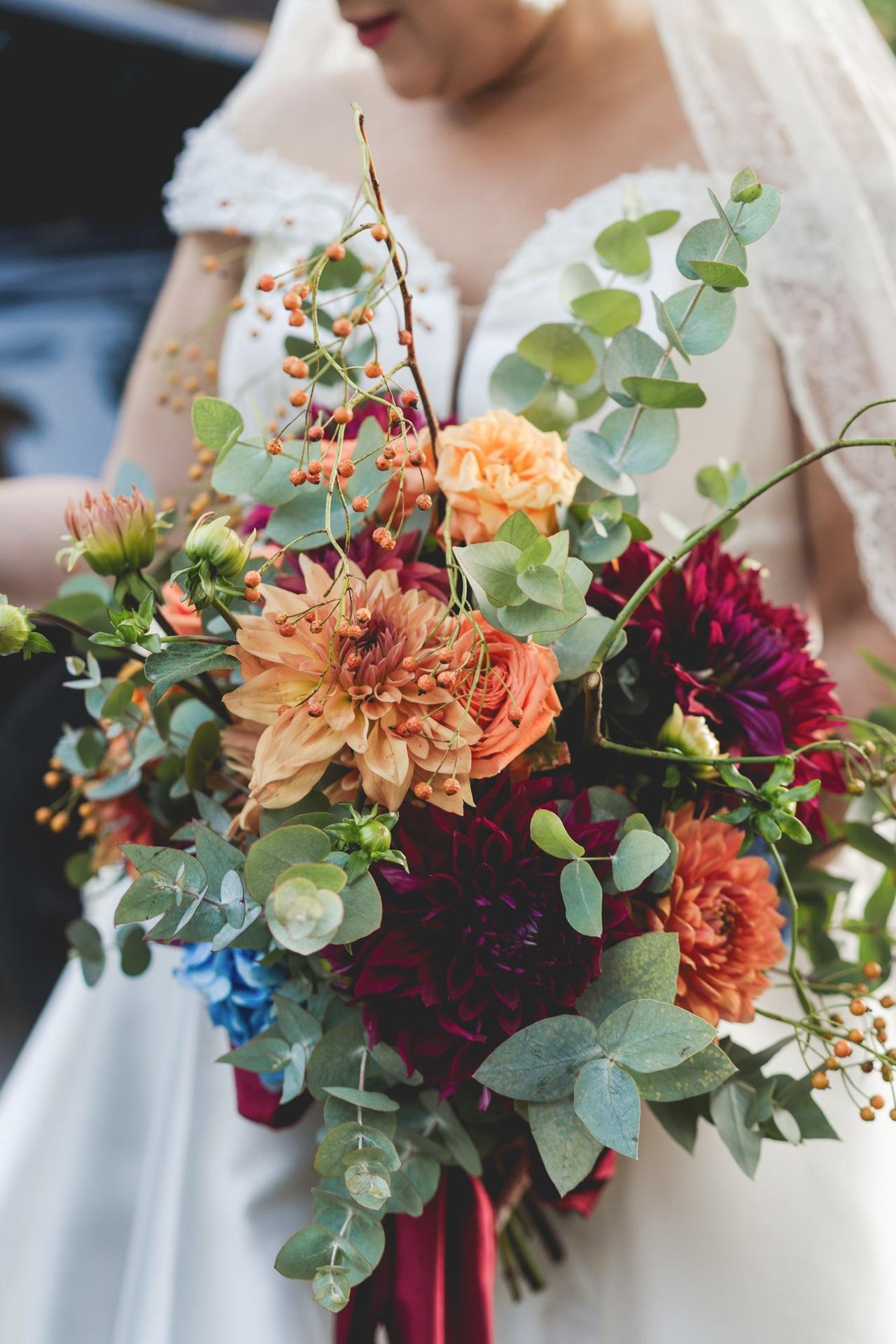 bouquet autunnale con eucalipto e fiori rossi e arancioni