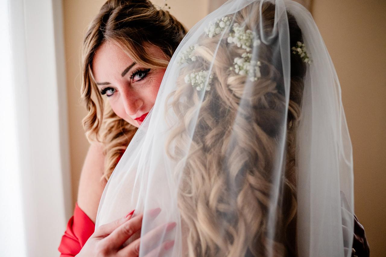 velo e semiraccolto con fiori sposa