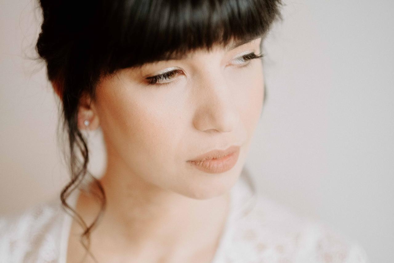 acconciatura raccolta sposa con frangia