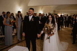 sposa con in mano un bouquet con pampas