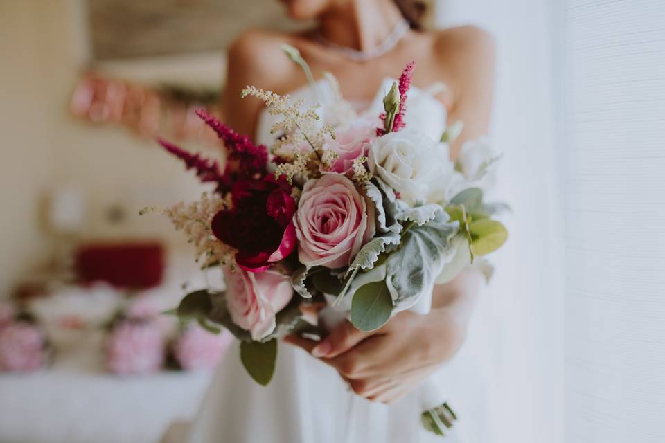 Decorazioni per auto da sposa con anelli, fiori e nastri in bianco