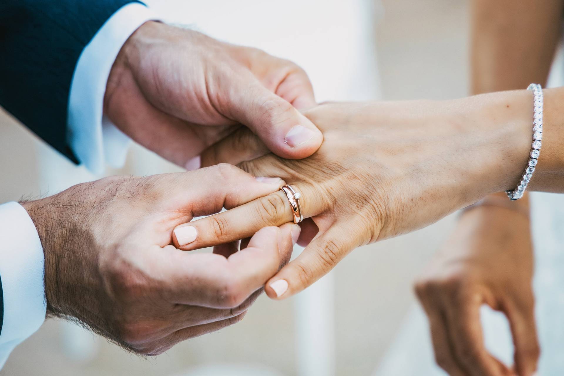 Frasi da incidere su anelli nuziali: 50 idee romantiche per sigillare