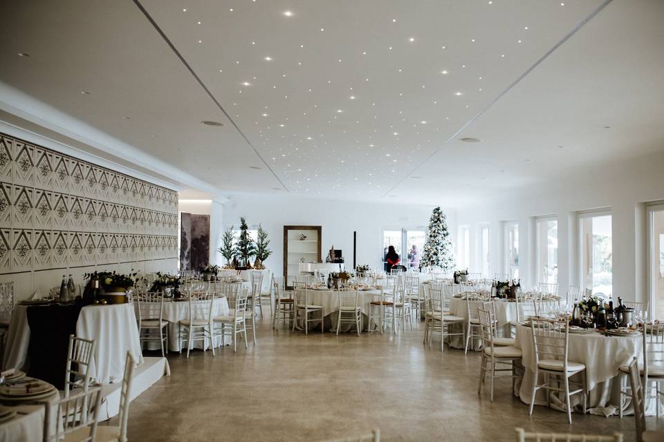 sala di una villa allestita per un matrimonio in inverno