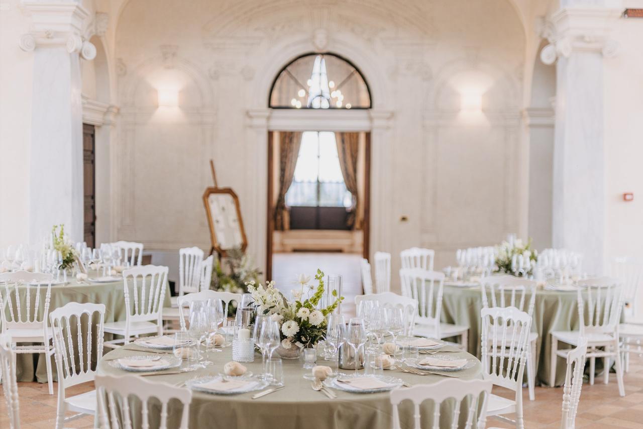 allestimento sala ricevimento con tavoli tondi e mise en place stile quiet luxury