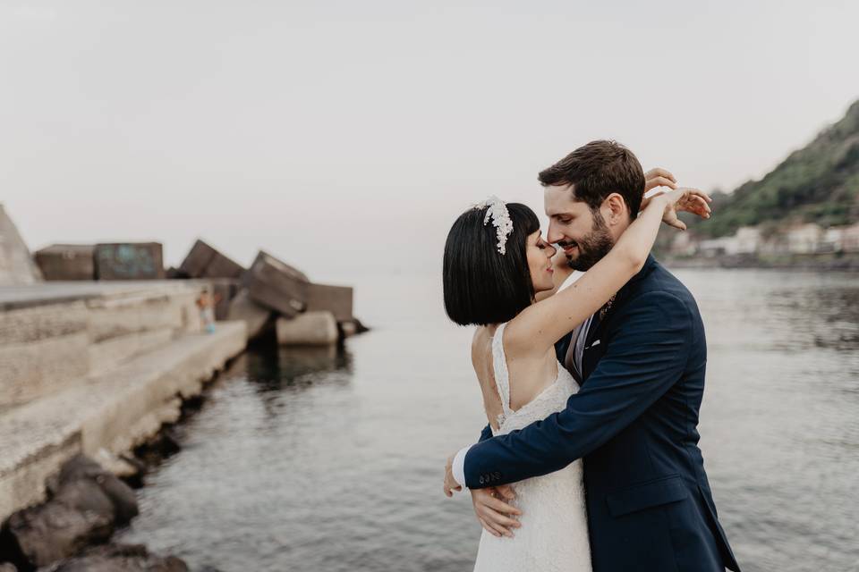 Tipi di matrimonio sposi in riva al mare