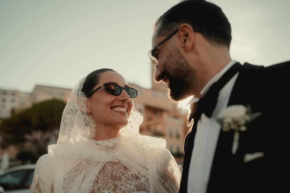 sposi che si sorridono nel giorno del  loro anniversario di matrimonio