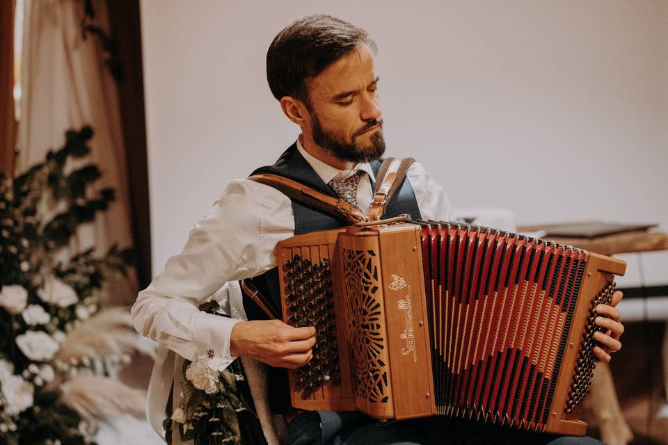 musicista che suona la fisarmonica