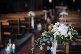 decorazioni floreali per le panche della chiesa