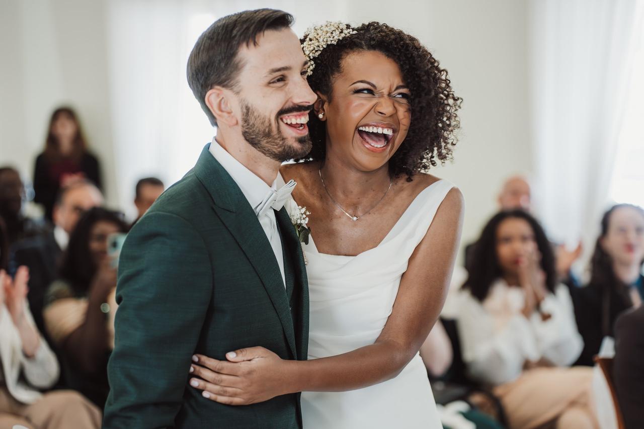 coppia di sposi che ride- pronti per il matrimonio