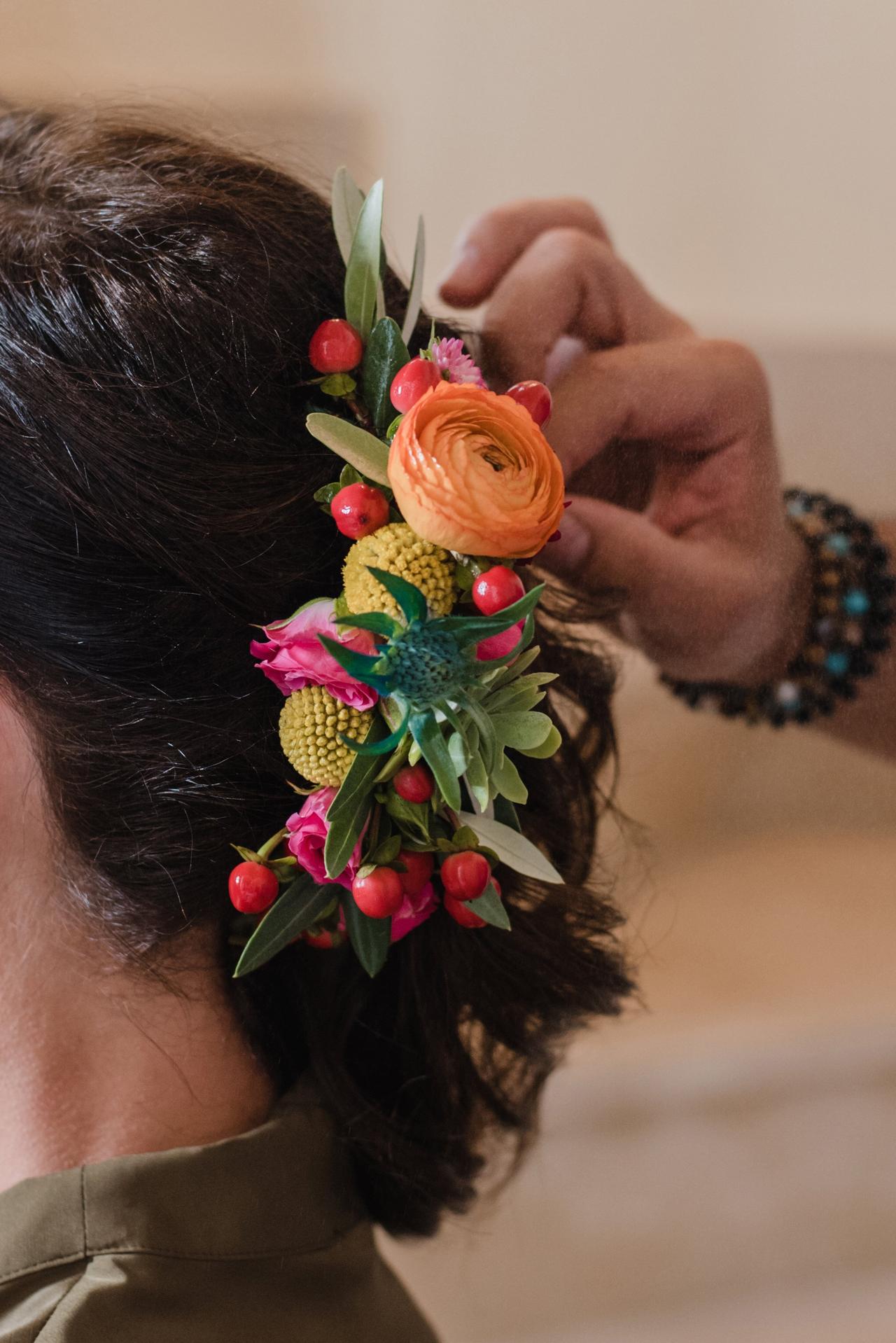 fiori colorati per semiraccolto con fiori sposa