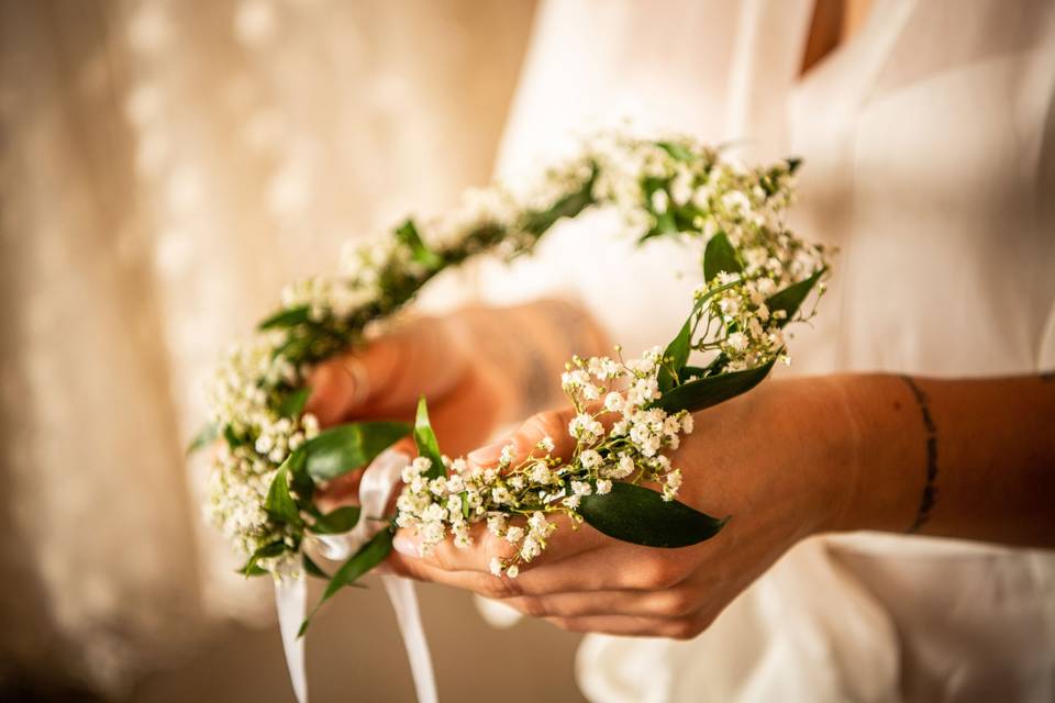 Nozze Accessori Accessori per capelli Gioielli per acconciature Copricapo da sposa in argento con fiori di seta e strass scintillanti 