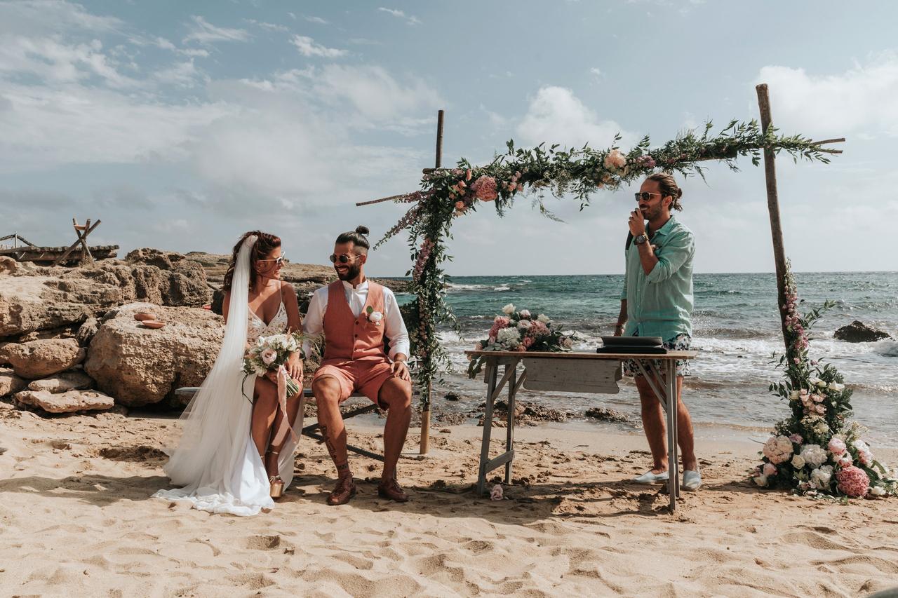 Matrimonio in spiaggia: tutto quello che c'è da sapere per organizzare  nozze romantiche in riva al mare