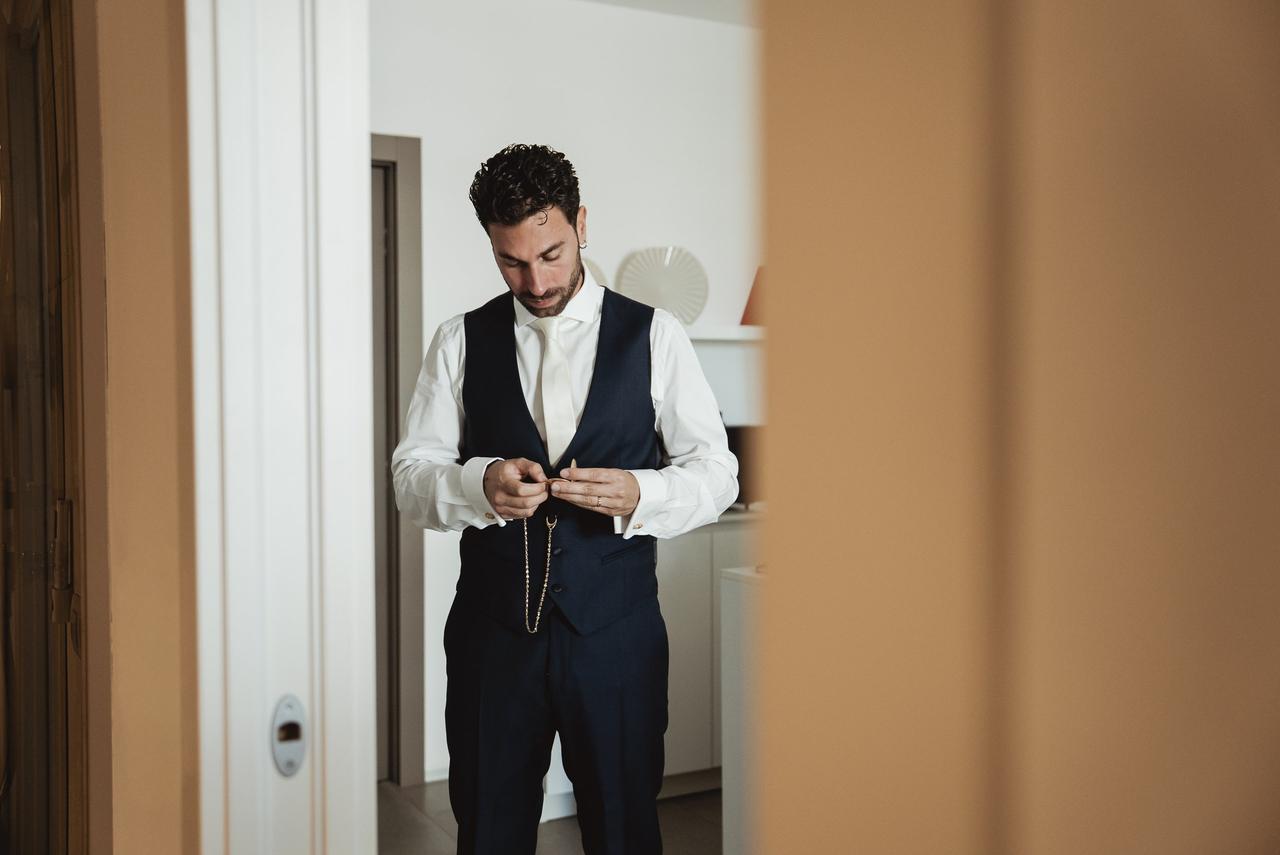 giovane uomo che dà la corda al suo orologio - idee regalo per fidanzato