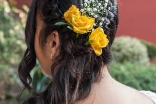 rose gialle per semiraccolto con fiori sposa laterale