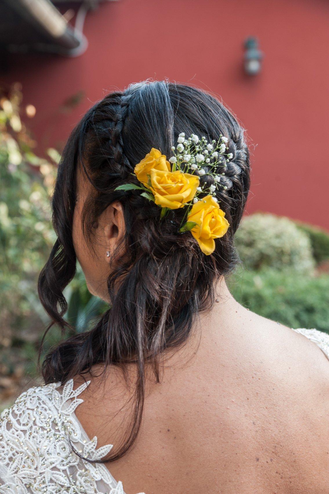 rose gialle per semiraccolto con fiori sposa laterale