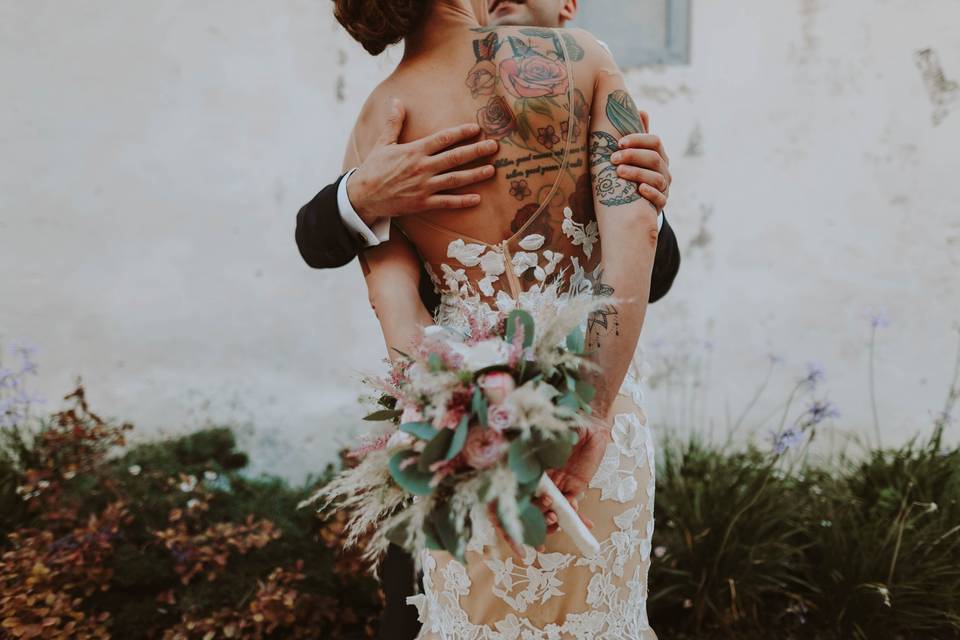 sposa girata di schiena con tatuaggi