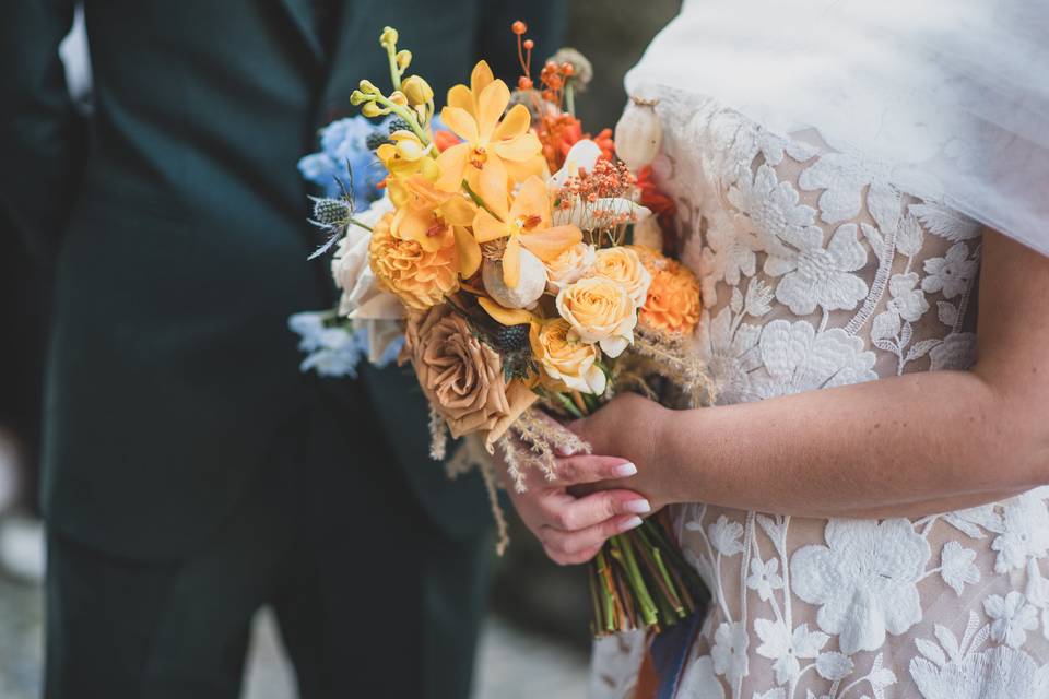 bouquet sposa autunnale con fiori dai toni caldi