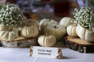 decorazioni autunnali con zucche bianche