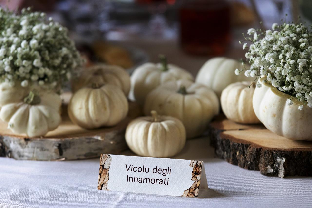 decorazioni autunnali con zucche bianche