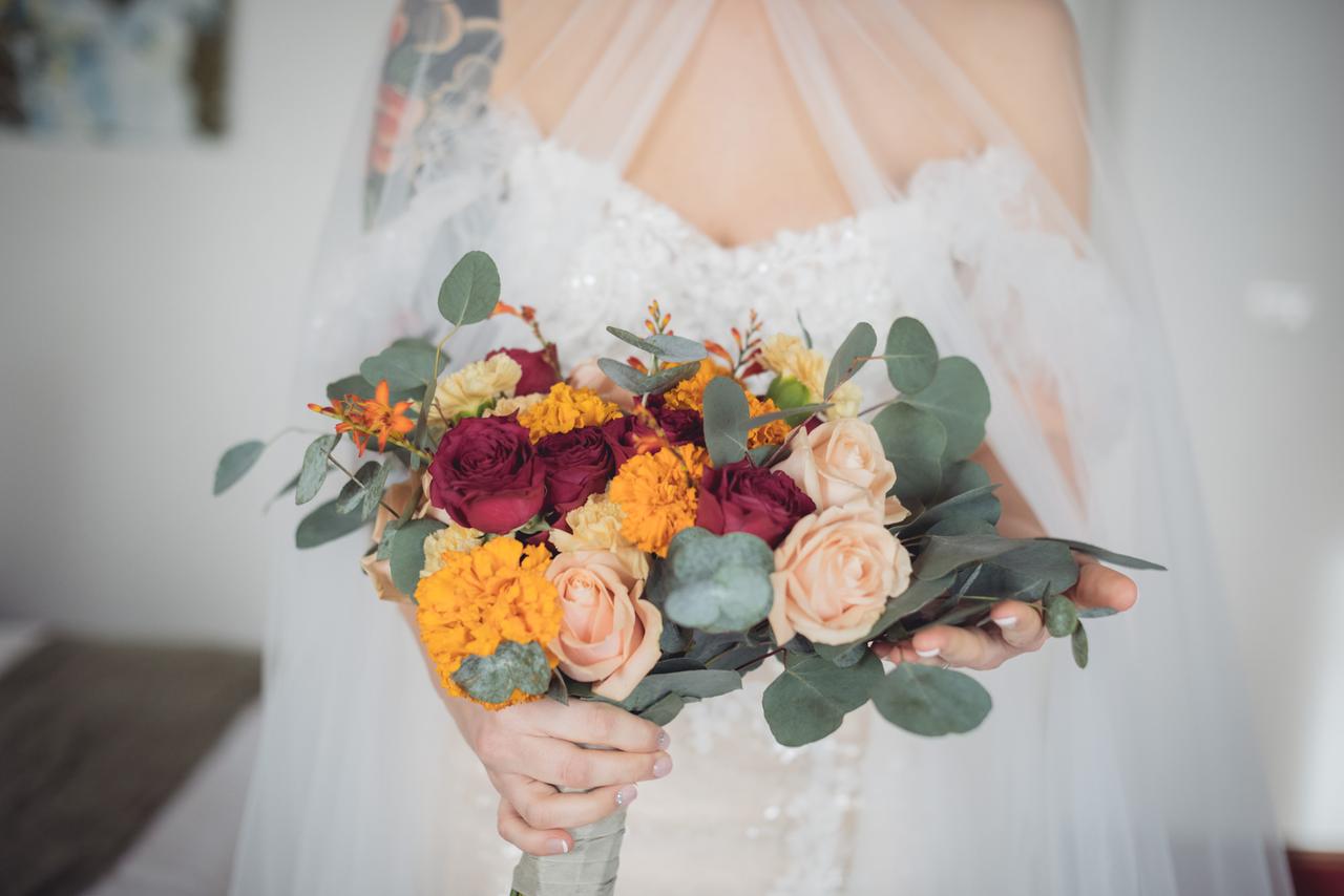 bouquet sposa autunnale con rose bourdeaux e vinaccia