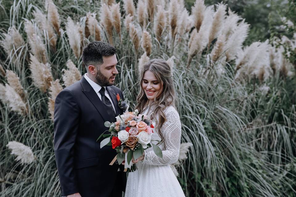 sposa con bouquet boho