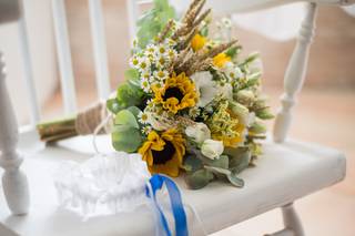 bouquet da sposa con girasoli e margherite