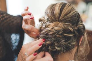 acconciatura sposa raccolto basso con intreccio