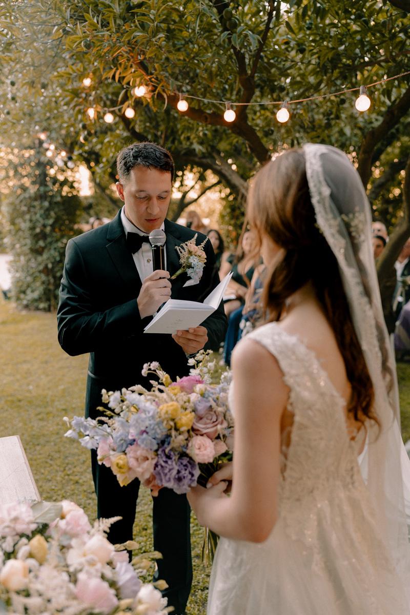 sposo che dedica una poesie matrimonio alla sposa durante la cerimonia