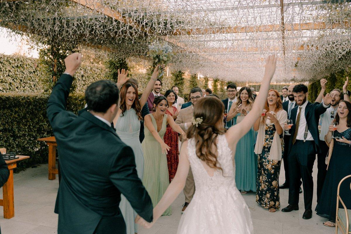 ingresso sposi al banchetto con invitati che li salutano e ballano- canzoni ingresso sposi