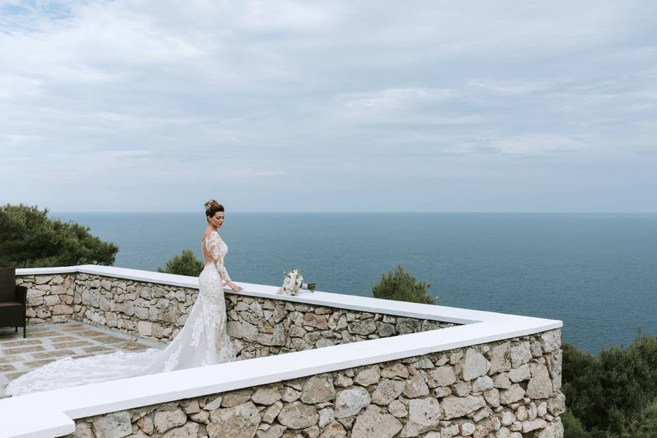 sposa in una terrazza con vista mare