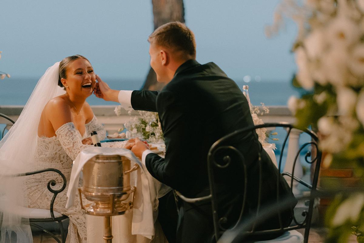 sposo che dà una carezza alla sposa