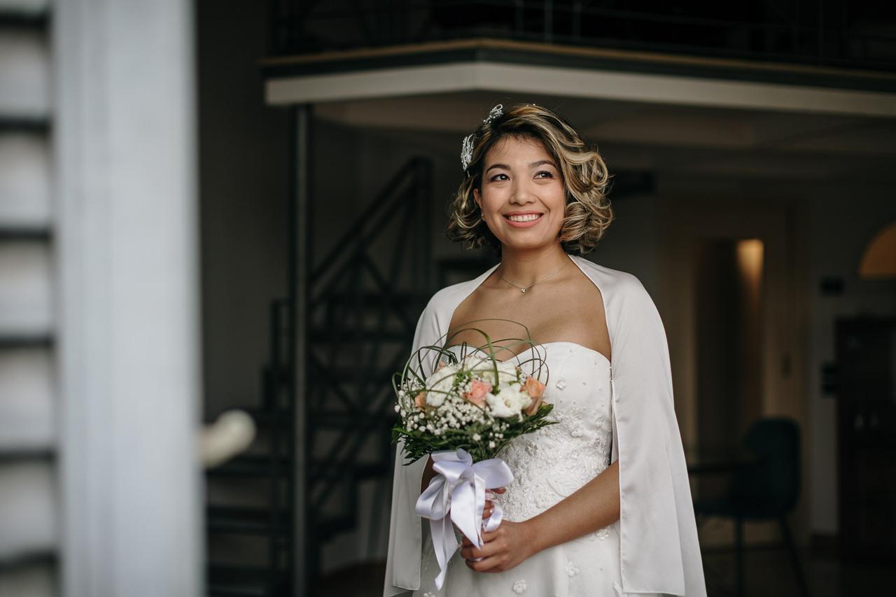 cconciatura sposa ricci naturali corti