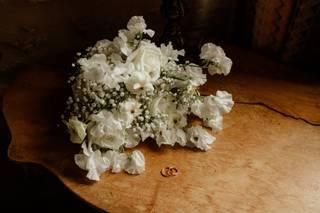 bouquet da sposa invernale con ellebori bianchi