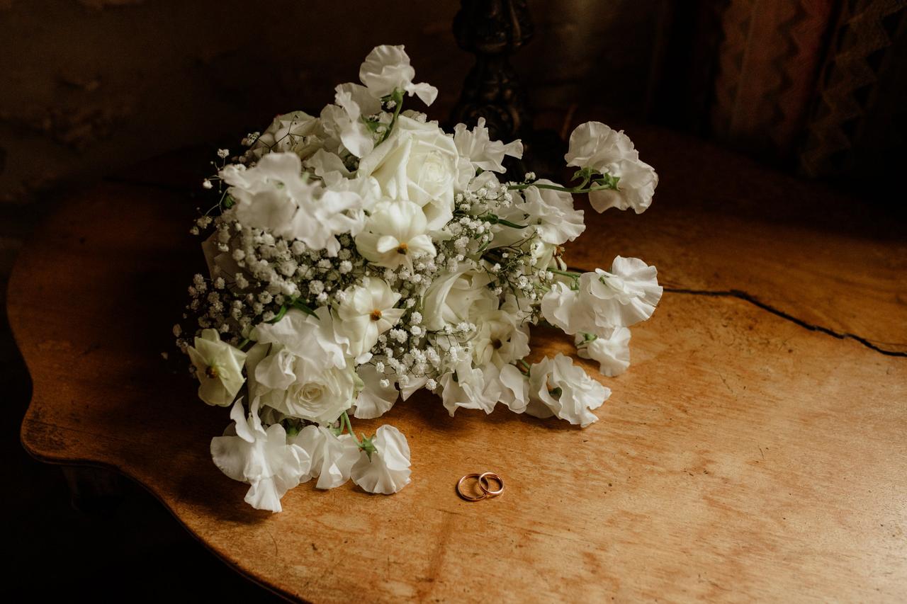 bouquet da sposa invernale con ellebori bianchi