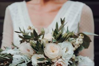 bouquet sposa boho chic con fiori bianchi