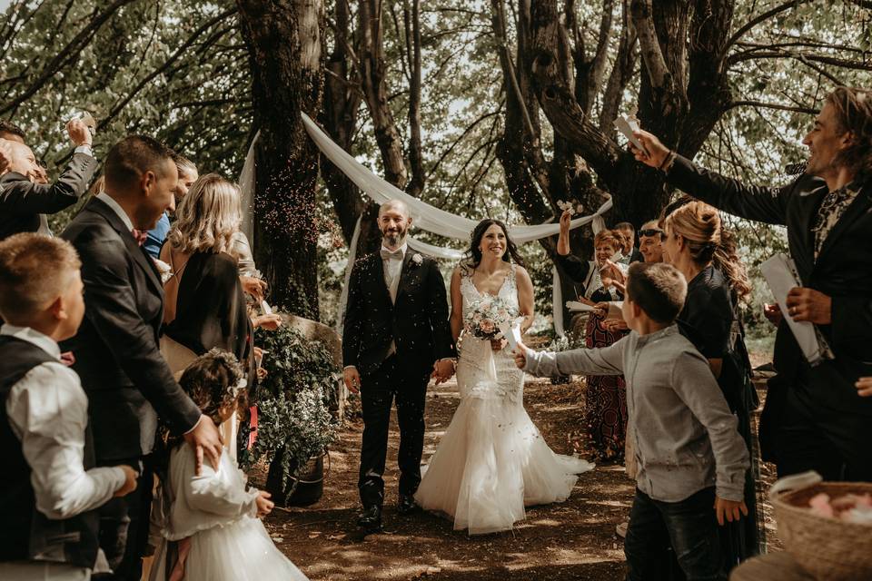 lancio del riso agli sposi dopo cerimonia civile nel bosco con decorazioni con tulle per matrimonio
