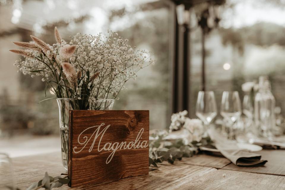 segnatavolo matrimonio in legno