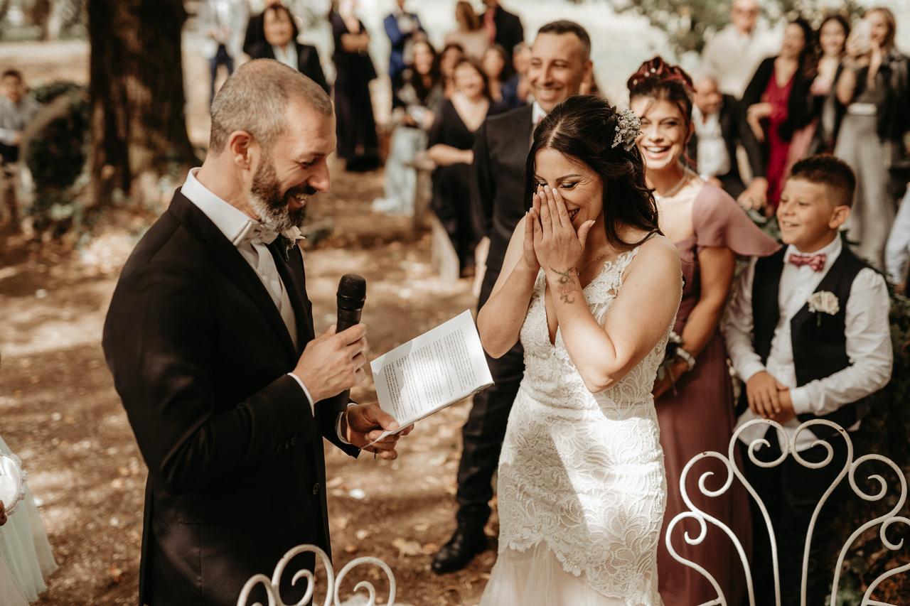 sposo che legge frasi matrimonio durante la cerimonia
