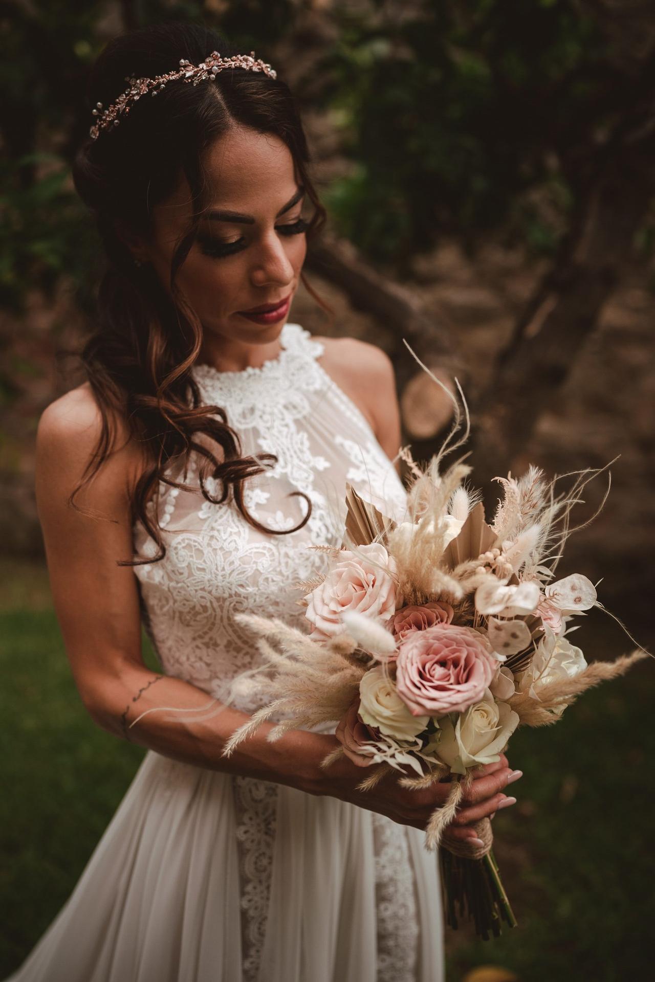 sposa con in mano un bouquet con pampas