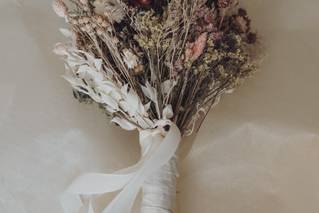 bouquet da sposa invernale con fiori secchi e bacche