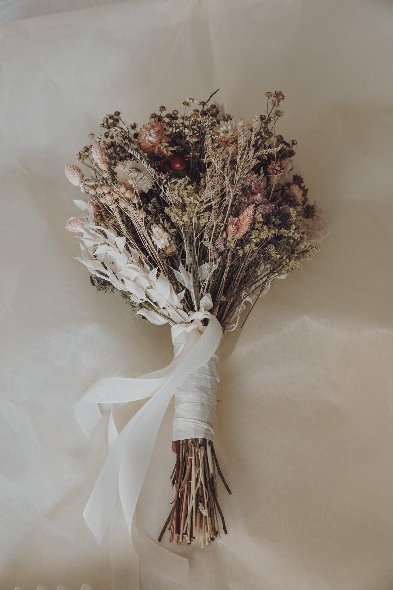 bouquet da sposa invernale con fiori secchi e bacche
