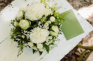 centrotavola fiori di campo con margherite e rose