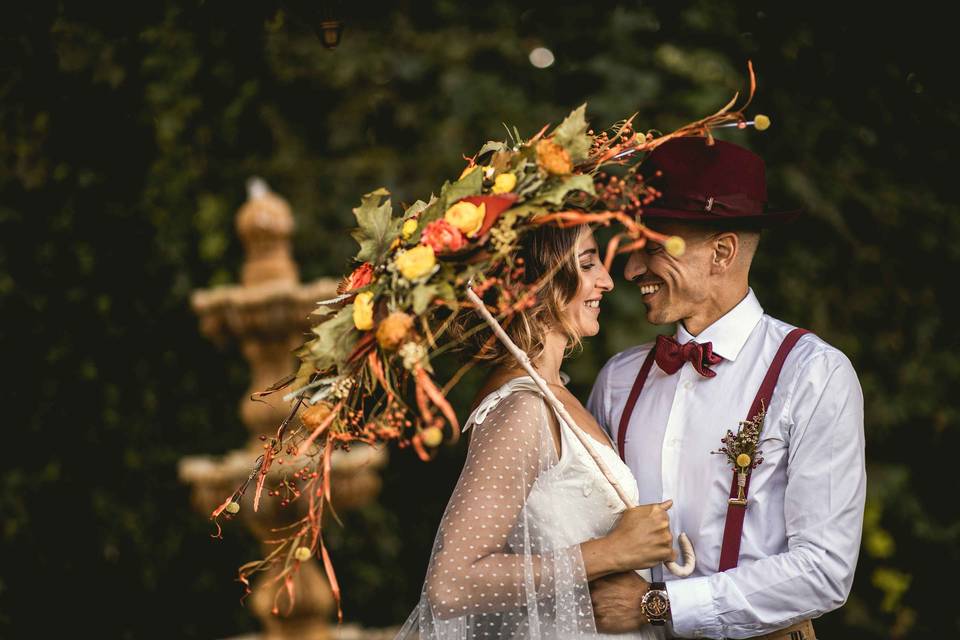 sposi con ombrello realizzato con fiori autunnali